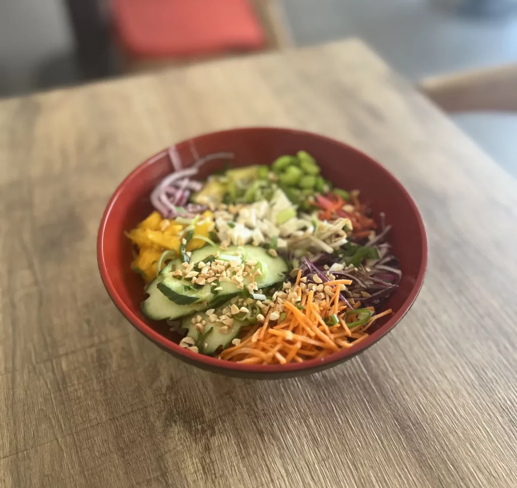 Poke bowl au tofu avec riz et legumes frais