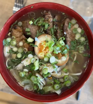 Bol de ramen au porc avec bouillon, garnitures et legumes